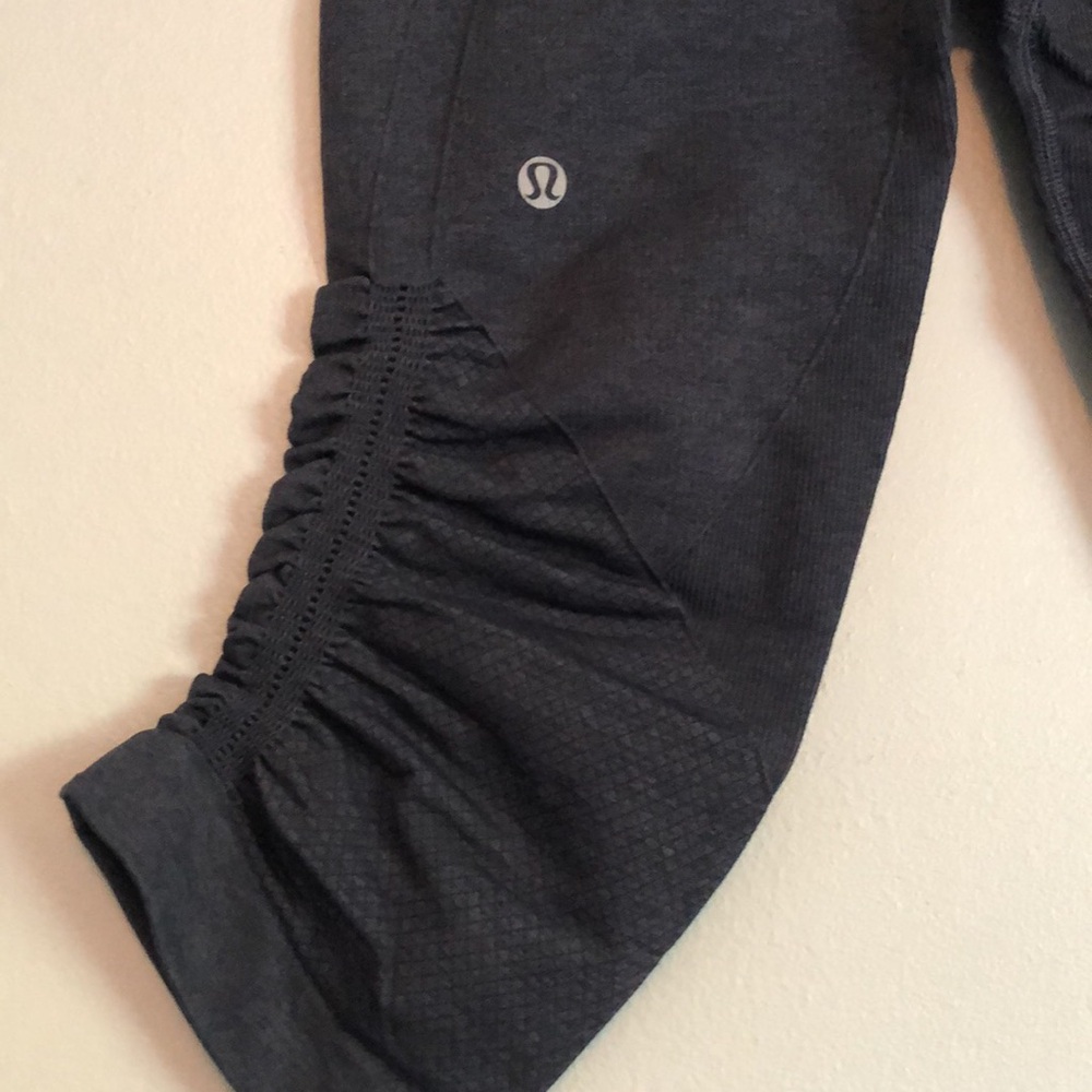 LULULEMON in the flow cropped leggings, EUC, like new, navy